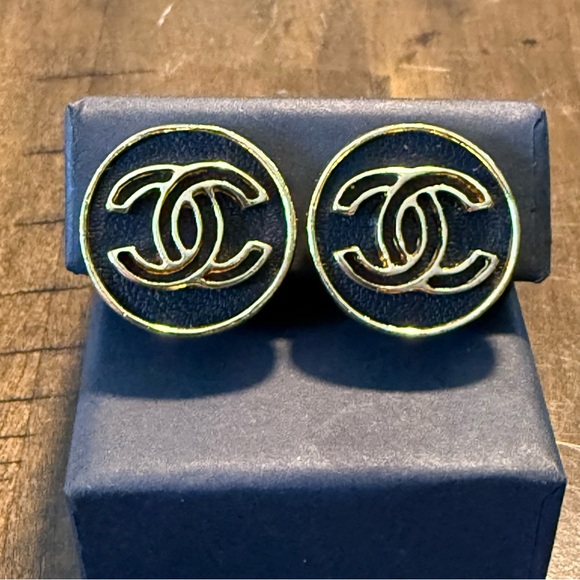 Chanel Vintage CC Logo Earrings - Picture 8 of 10